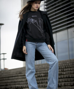 juodas džemperis būk ramus, jie tikri, moteriški, moterims, apranga moterims, merginoms, ne bobų reikalai, lietuva, lietuviška prekė, ideja dovanai, dovana, juodas džemperis